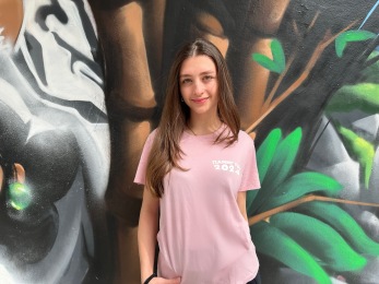 ροζ μπλούζα: 12€